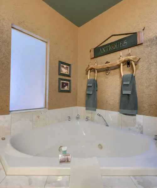 Jacuzzi Tubs 500X600 1 | Twin Pine Manor Bed &Amp; Breakfast