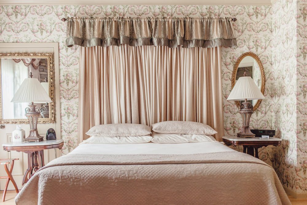 A white comfy room perfect for couples looking for a romantic getaway at Twin Pine Manor.